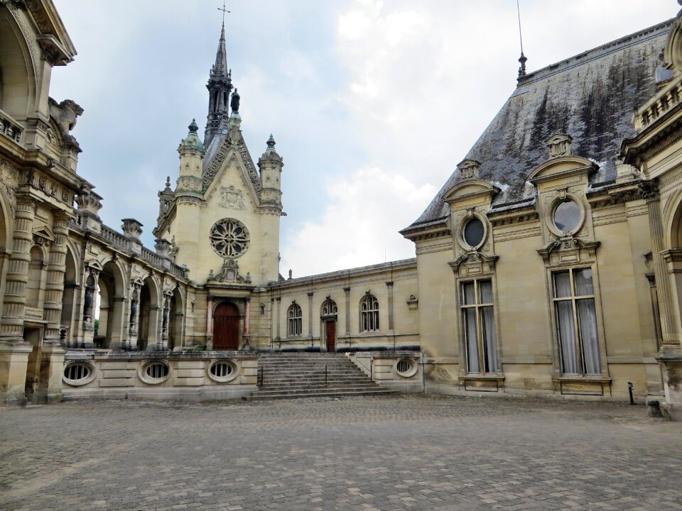 Château de chantilly monument court