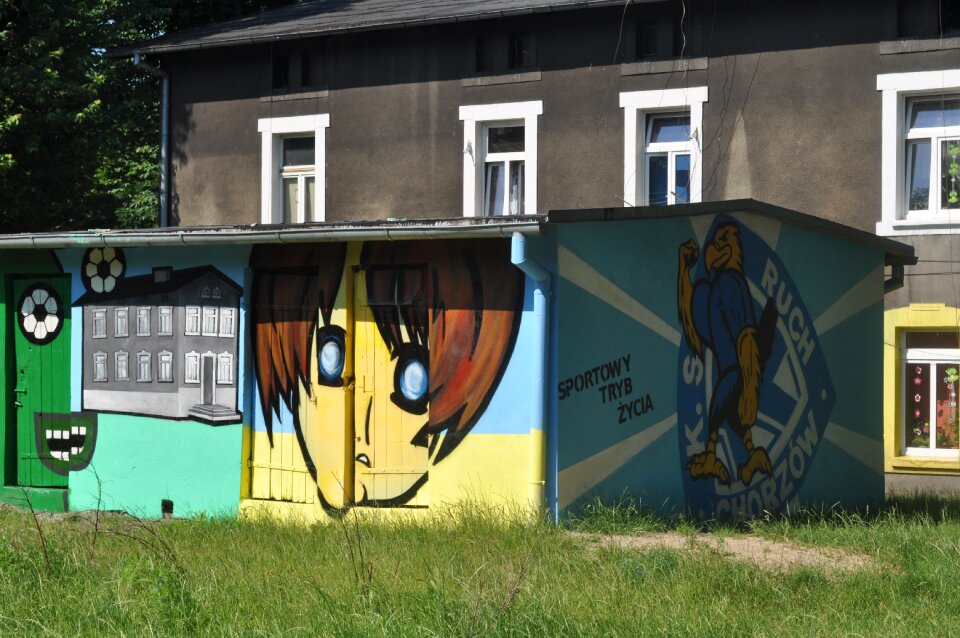 Graffiti kamienica building