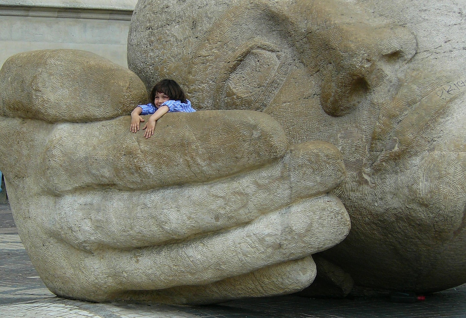 Head portrait monument