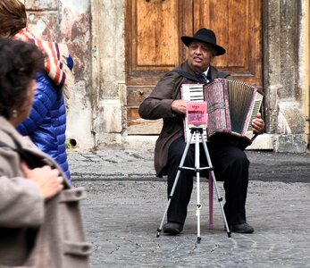 Vacations buskers avert photo