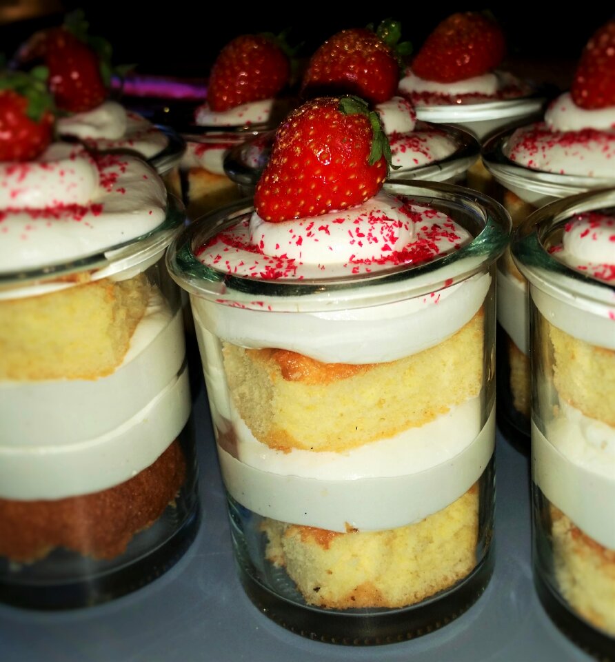 Dessert strawberries eat