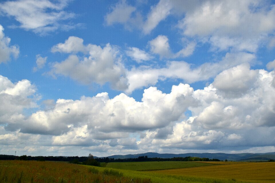 Field clouds form mood