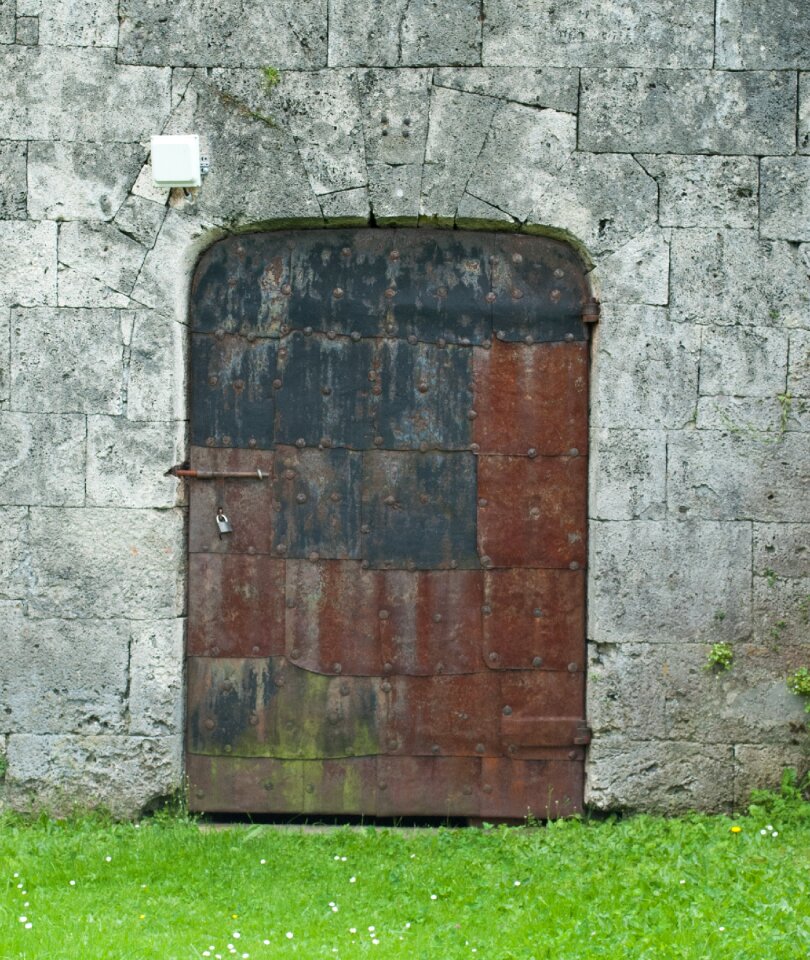 Rustic input stone wall