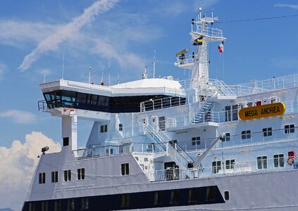 Flagpole antennas ferry