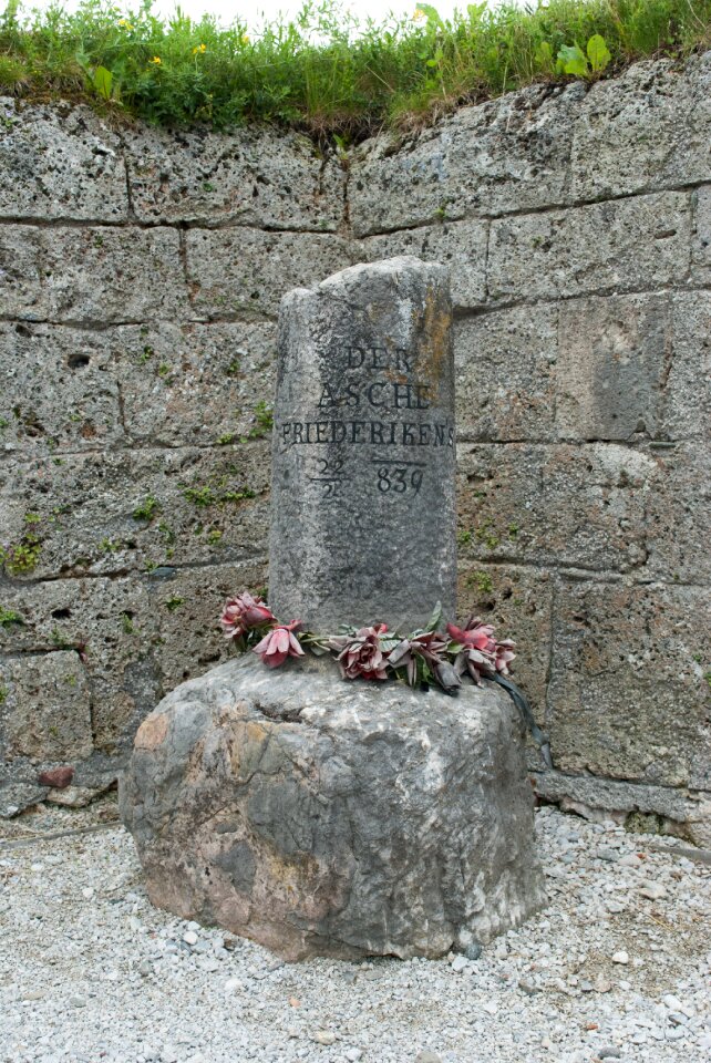 Inscription commemorate friederike stone