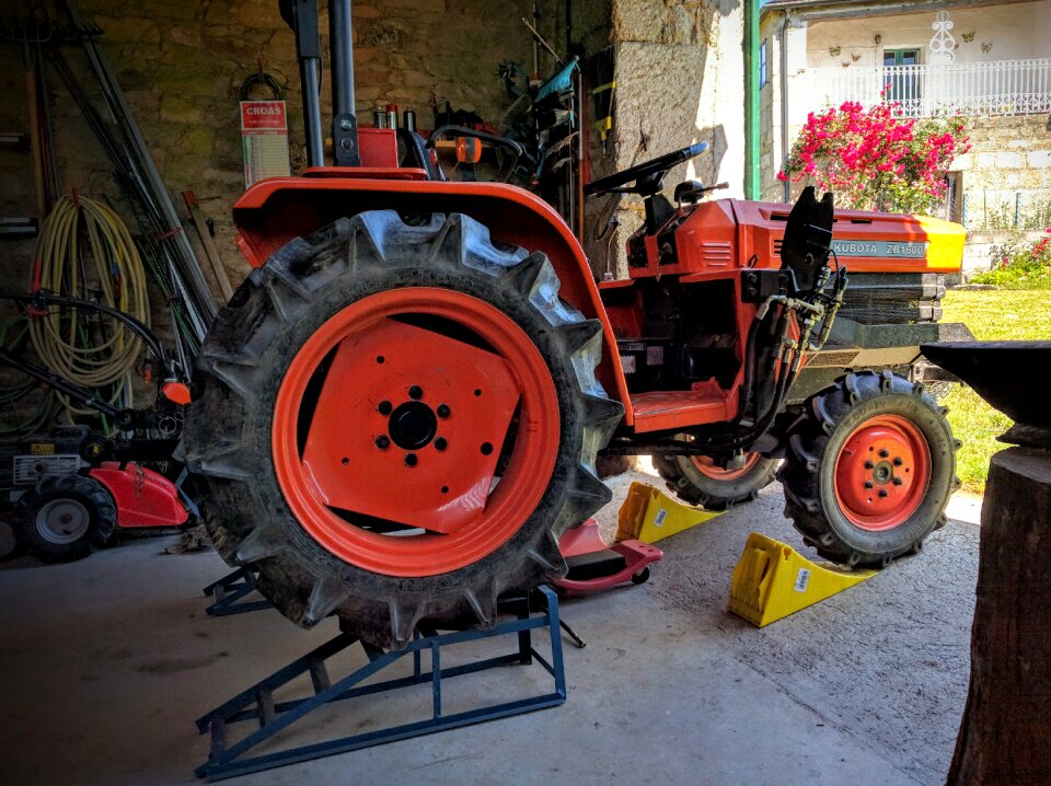 Home workshop tractor elevator