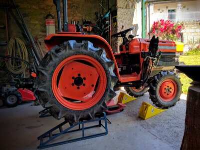 Home workshop tractor elevator