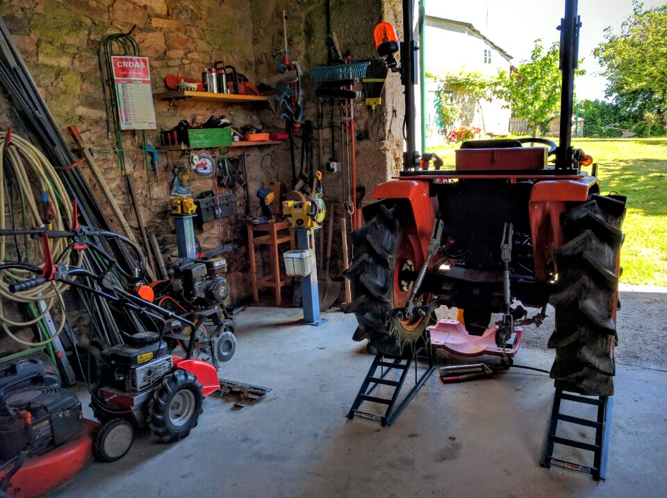 Tractor home workshop elevator