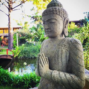 Peace om statue