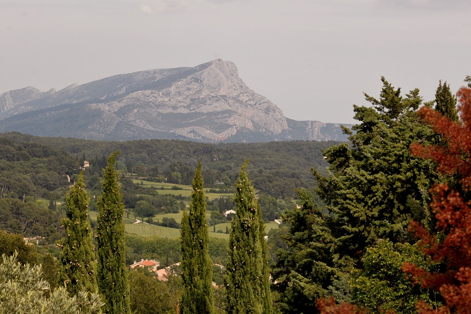 Cezanne mountain south