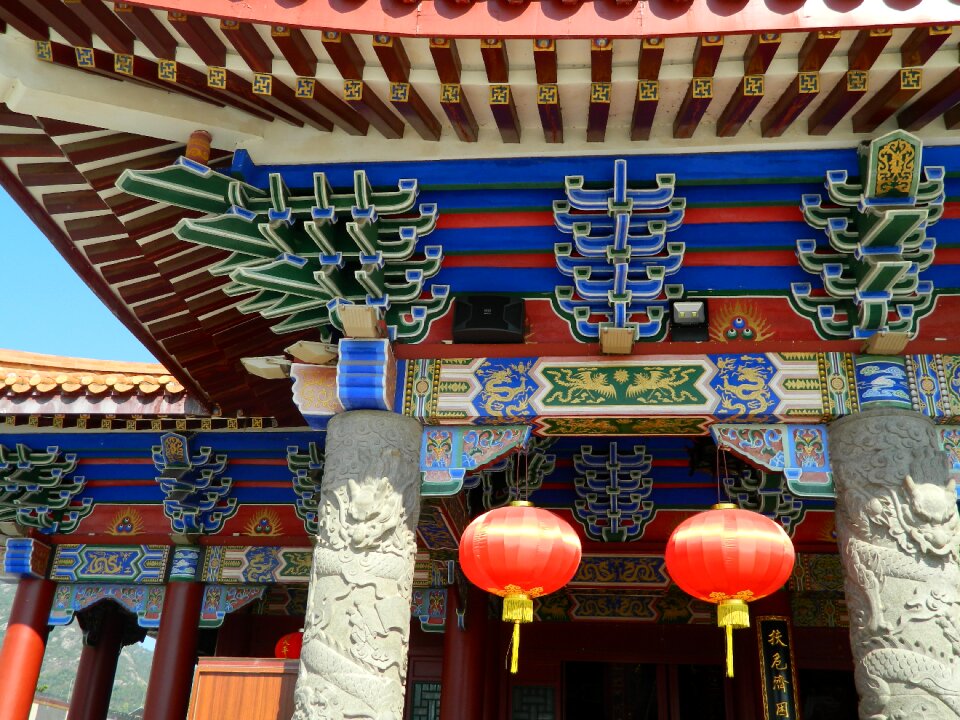 Temple eaves raise the red lantern