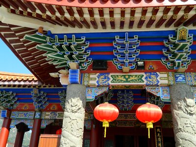 Temple eaves raise the red lantern photo