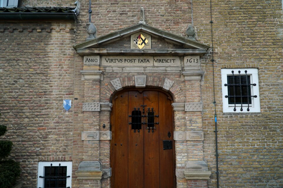 Castle gate castle entrance Free photos