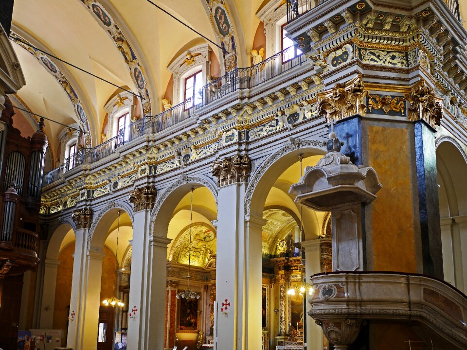 Aisle pillar parapet