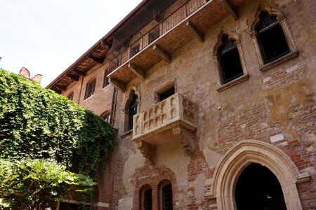 Romeo and juliet historic center building photo