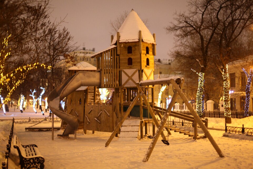 Park winter wooden postoroyka