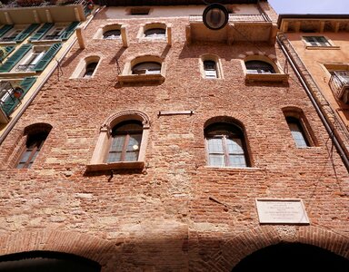 Romeo and juliet historic center building photo