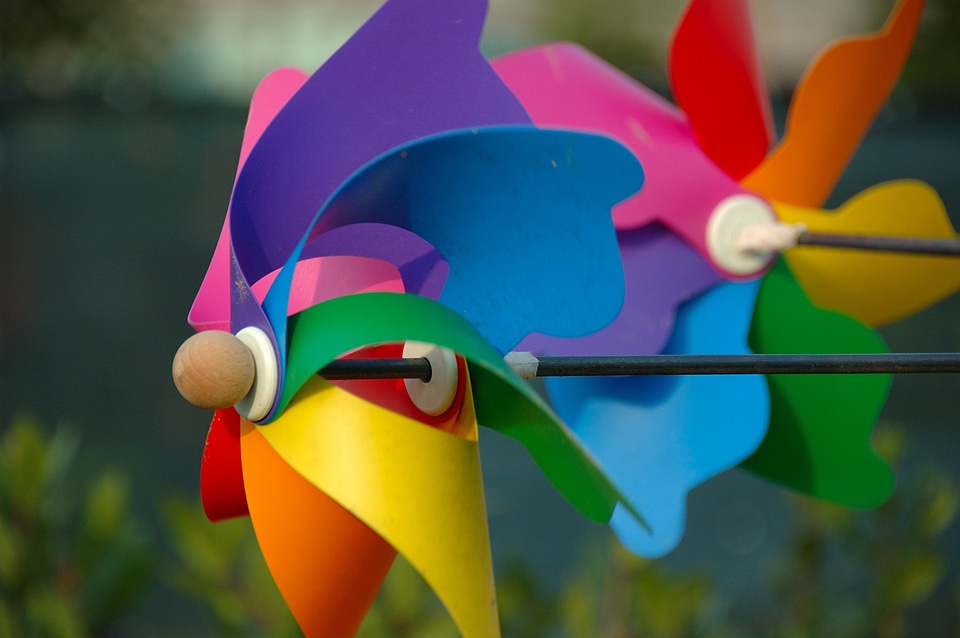 Pinwheel colors wind