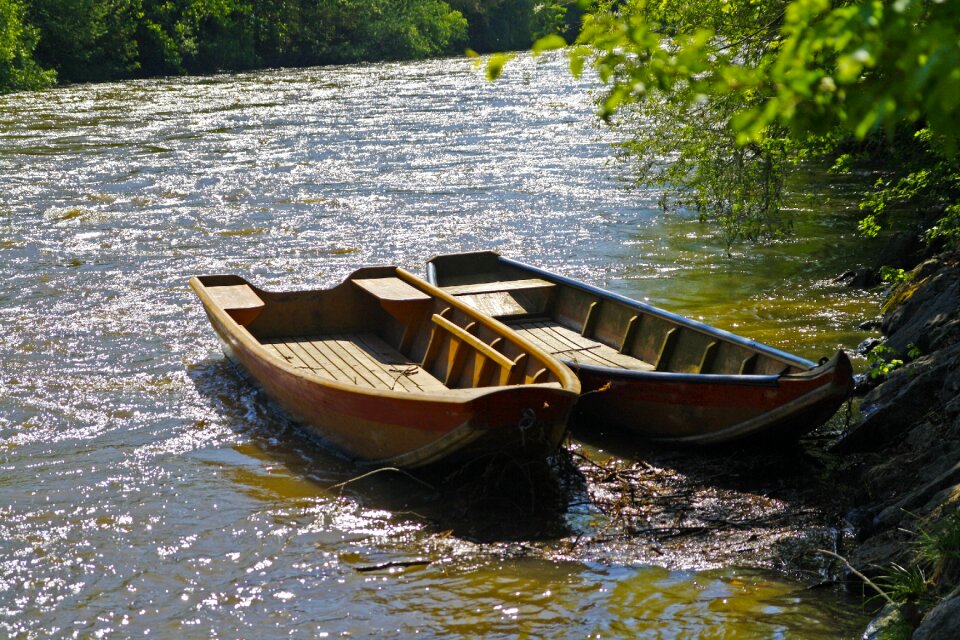 Pay tribute cottages river