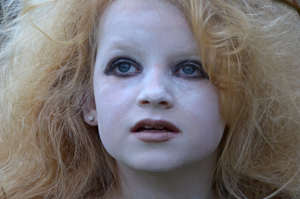 Costume blond girl