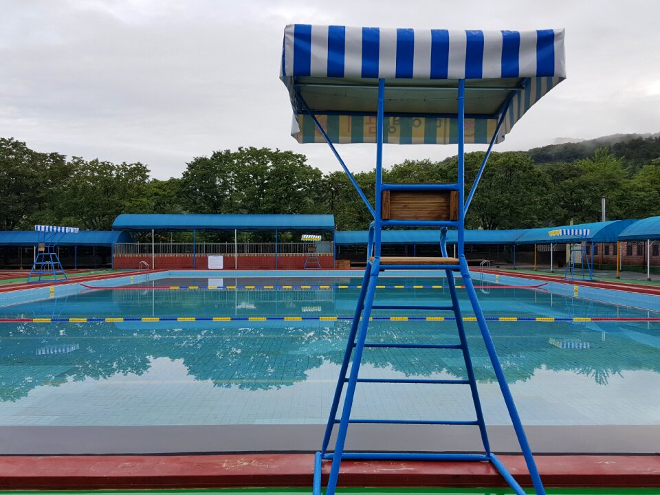 Outdoor swimming pool break recreation area