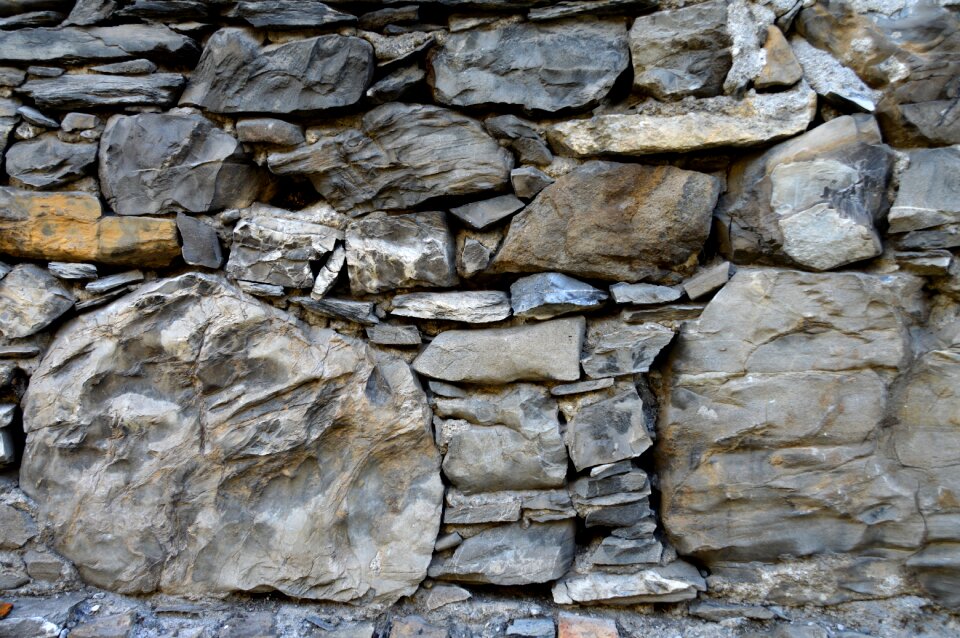 Natural stone wall monument