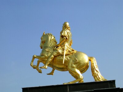 Places of interest statue golden