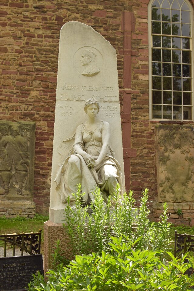 Old woman monument