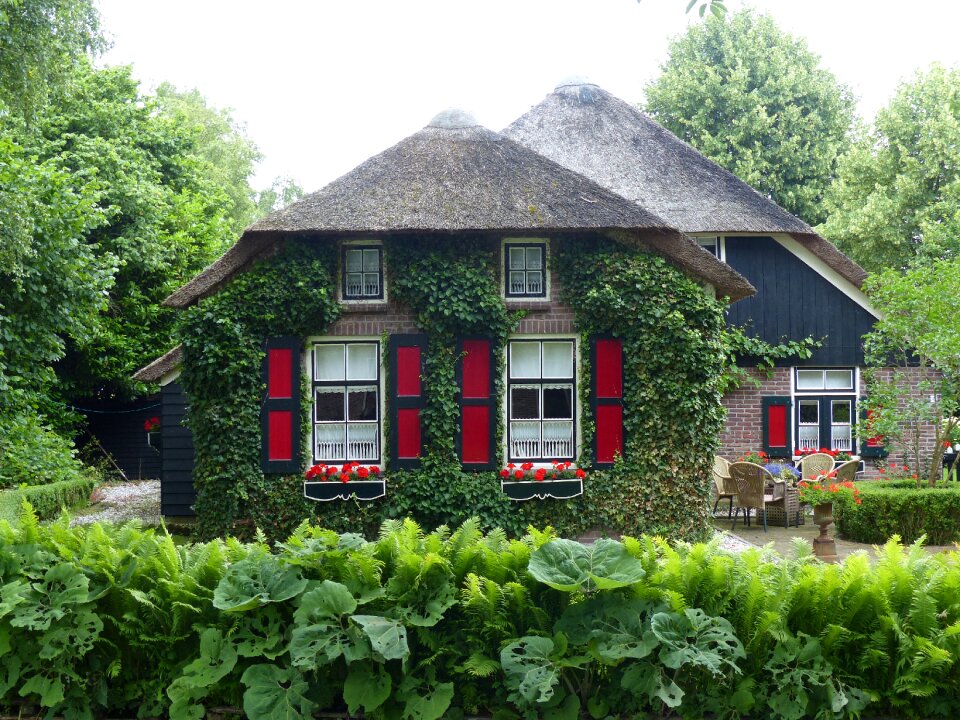 Giethoorn netherlands the green venice of the north