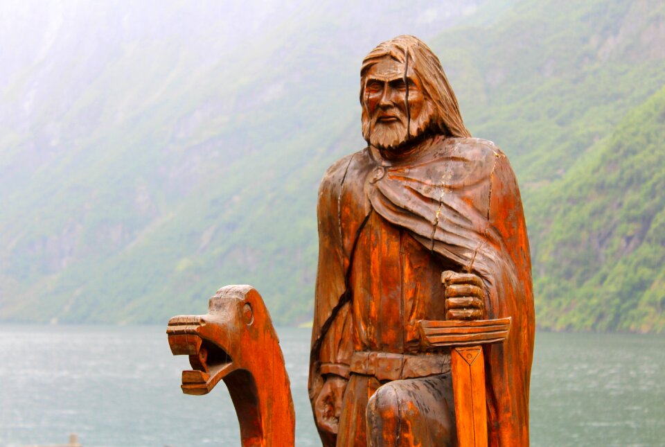 Nærøyfjord viking wooden sculpture