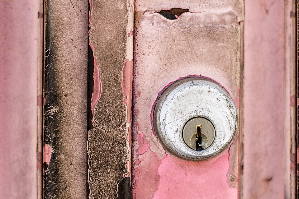 Hole keyhole metal