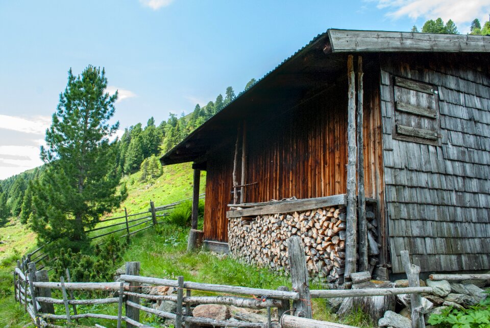 Alm alpine hut holzstapel