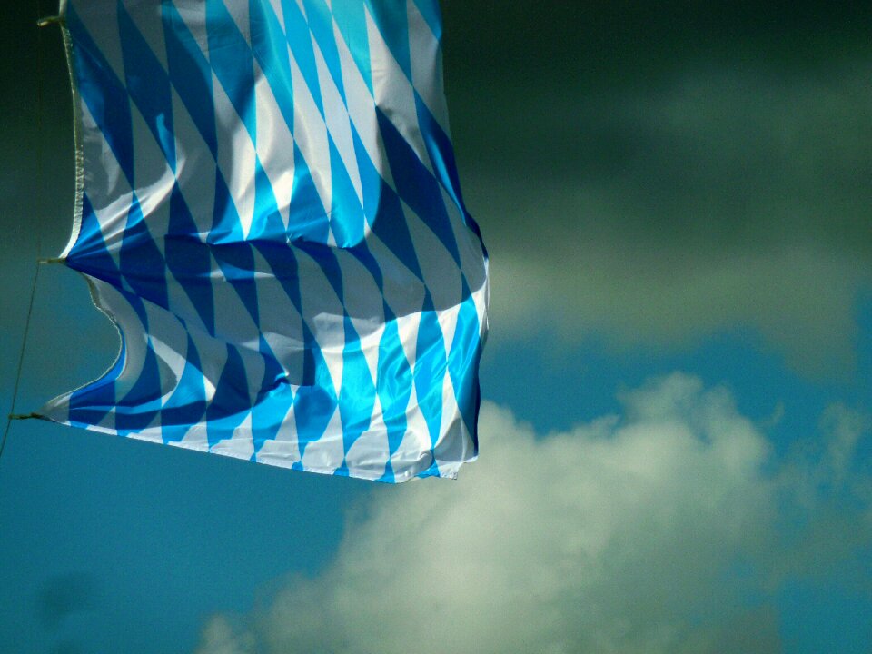 Flutter bavarian flag sky