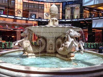 Shopping mall sculpture