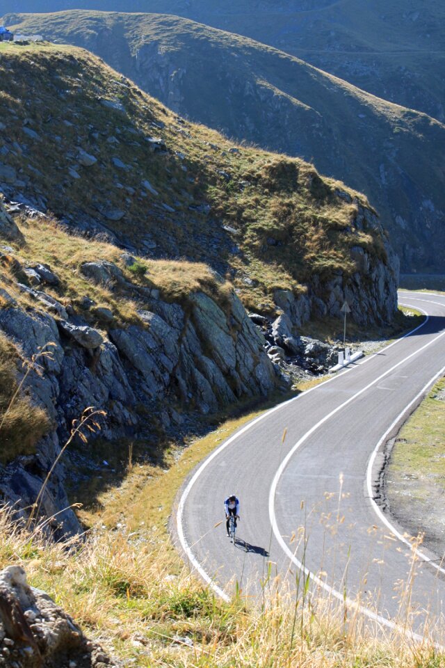 Transfagarasan romania cyclists
