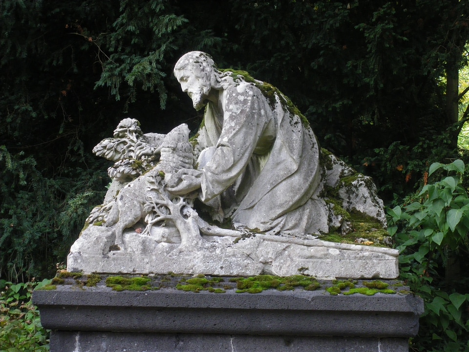 Silent grave sculpture