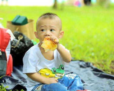 Kushin eat the park photo