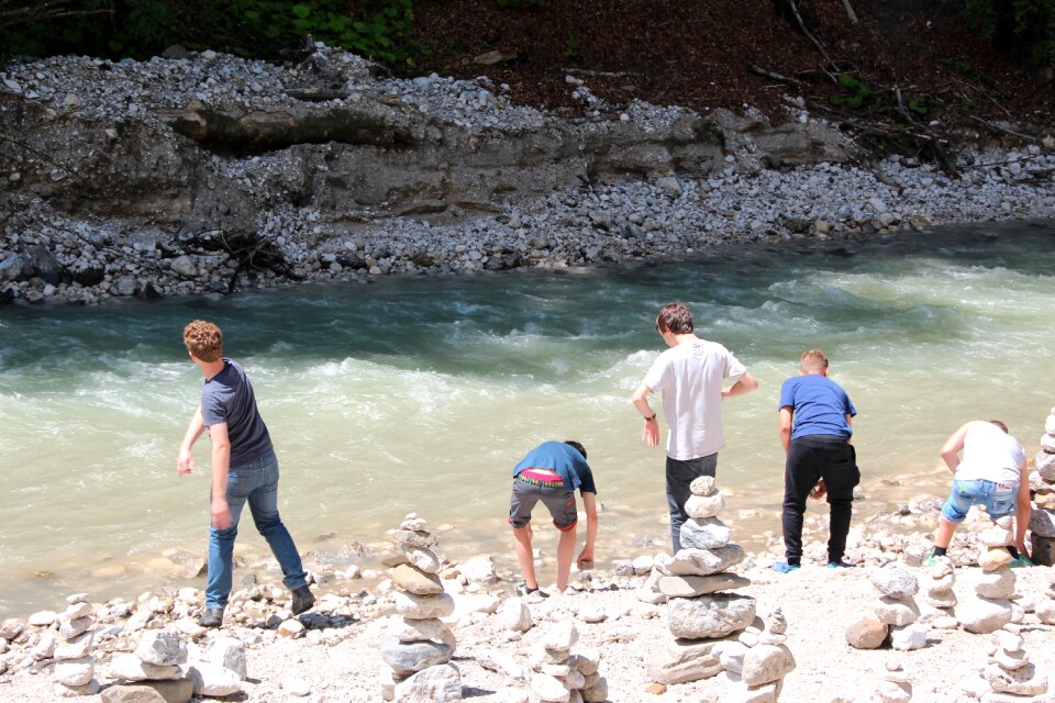 Play stone's throw water