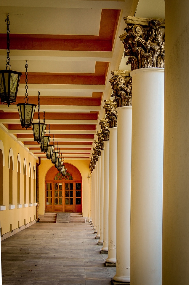 Building columns the door