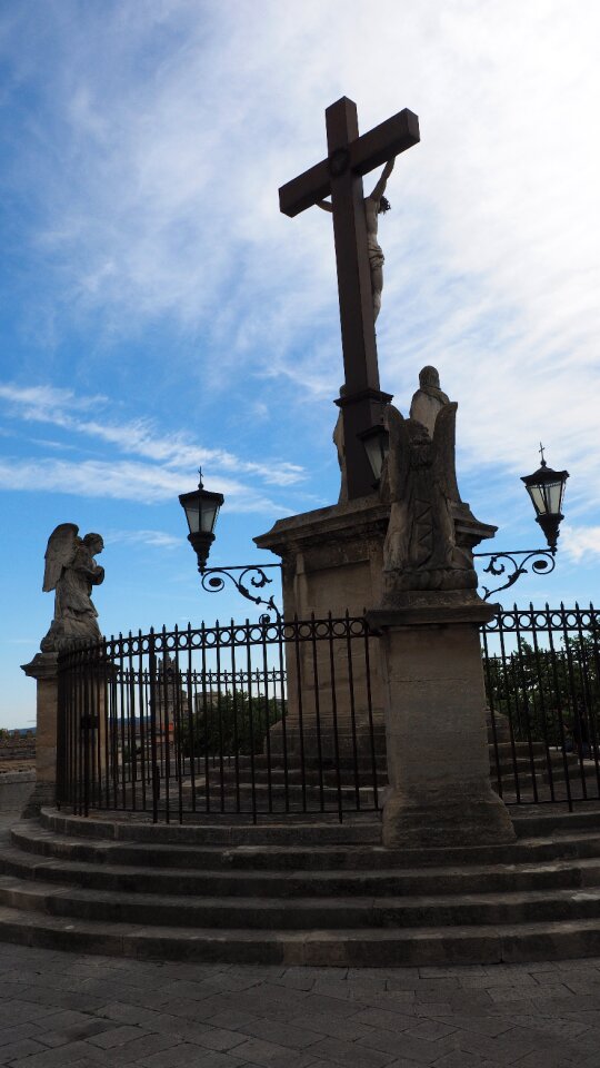 Avignon monument montée of the canyon