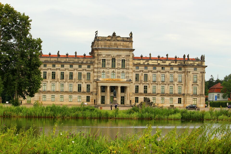 Barockschloss basin water
