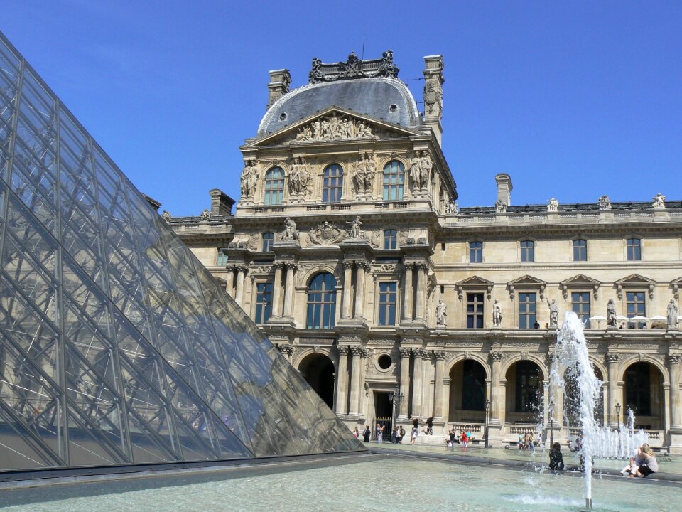 Louvre museum pyramid site