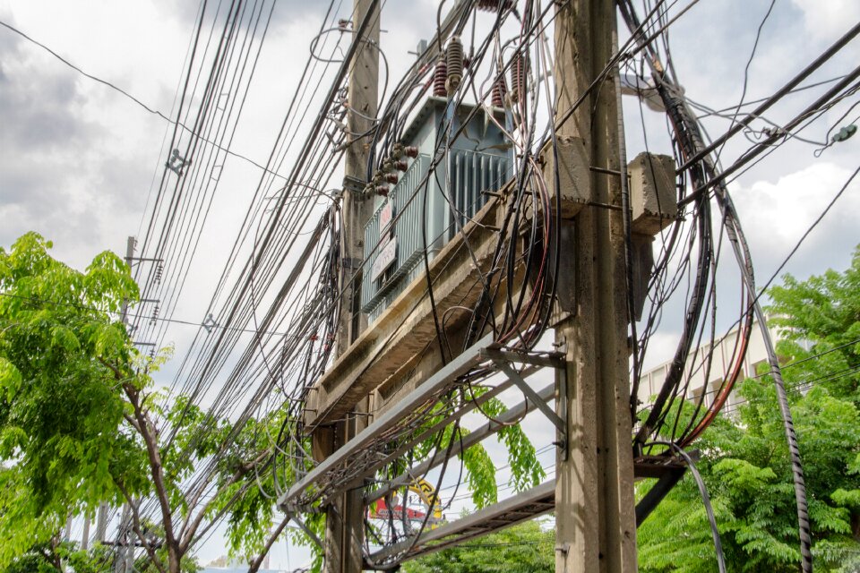 The power cord tangled wires tangle