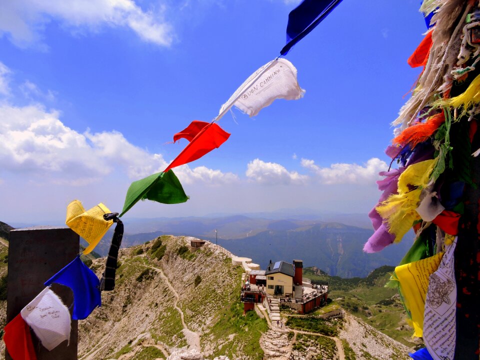 Colorful summit carega