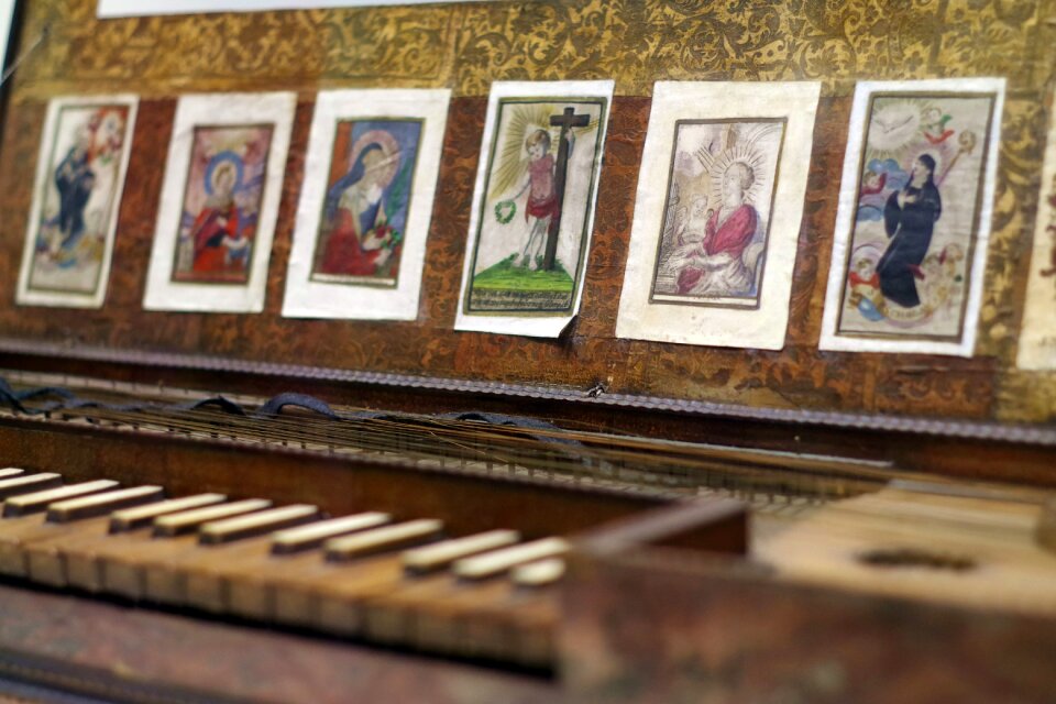 Pictures saints wooden