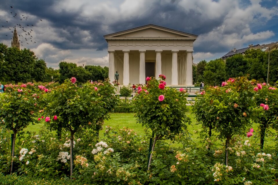 Building roses garden