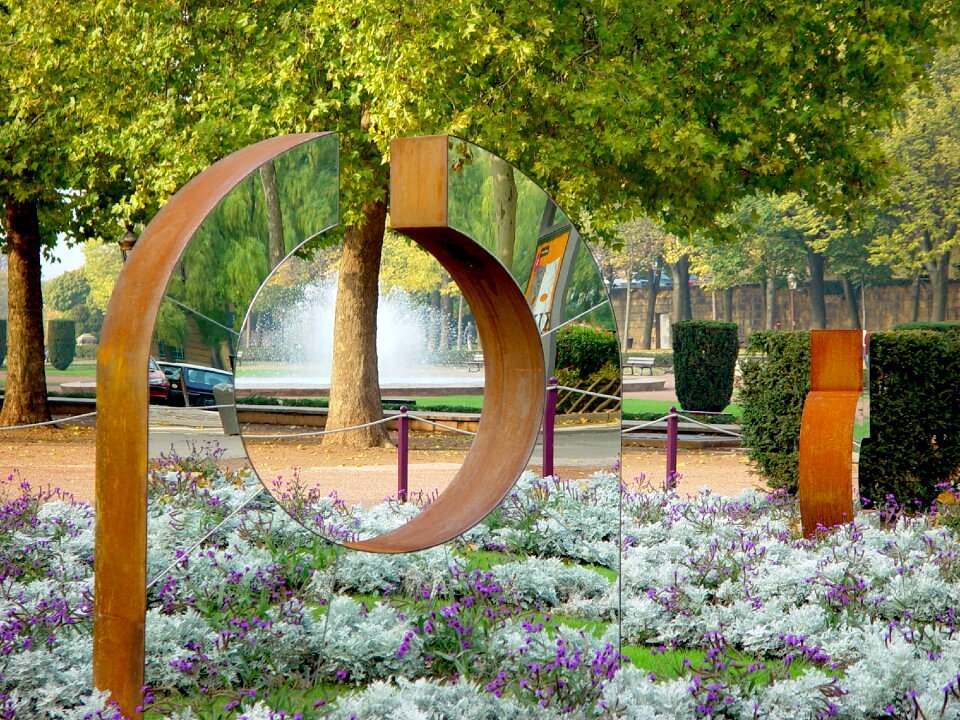 Modern mirroring park