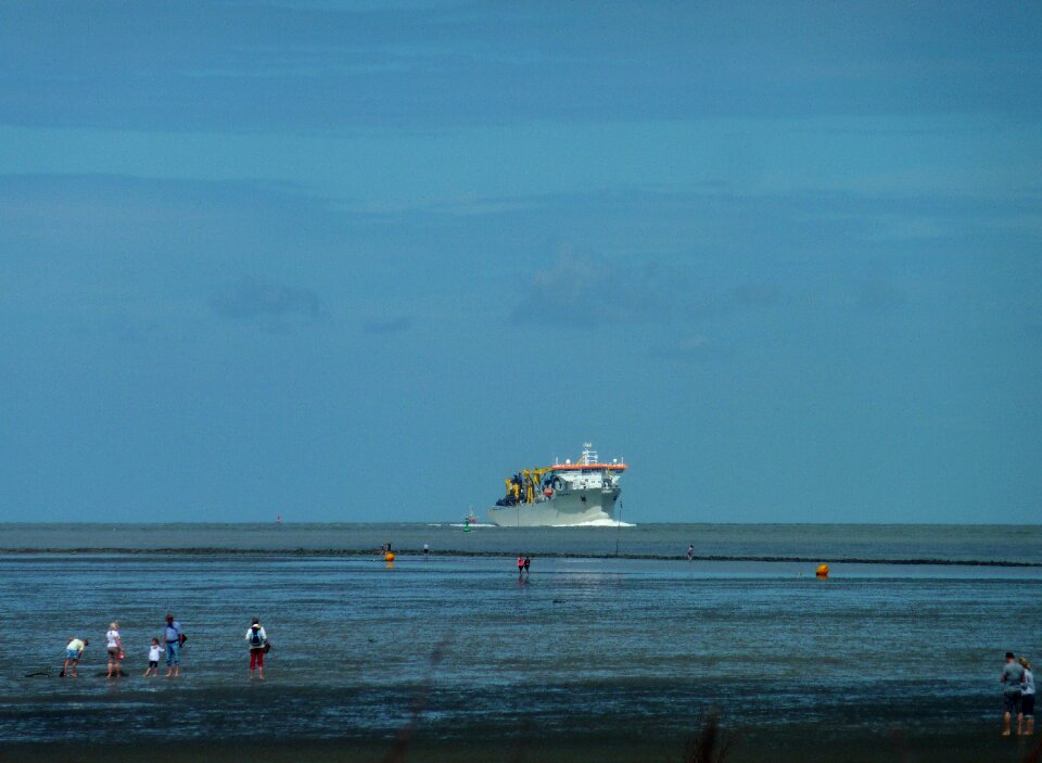 Ships trade cruises