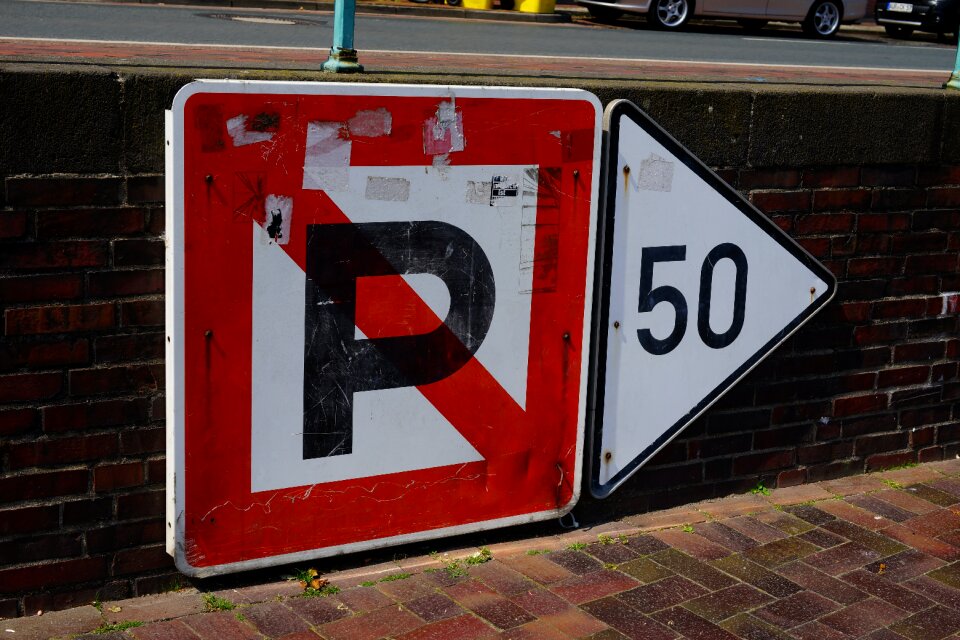 Note ban street sign