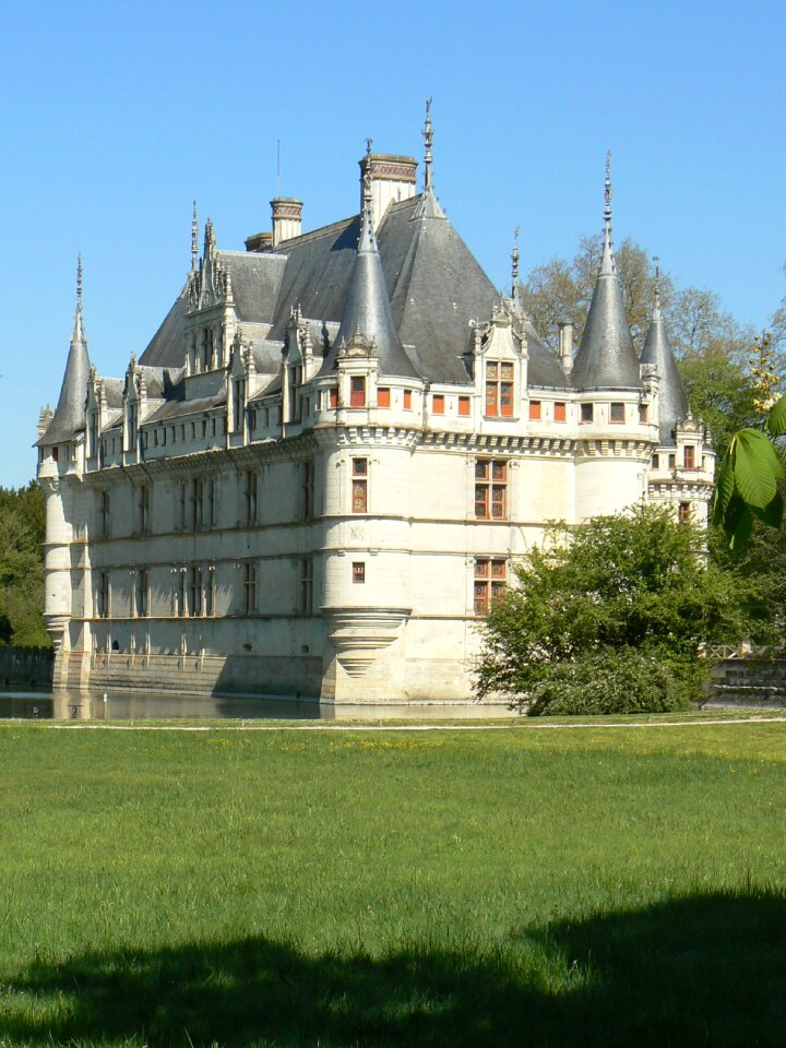 Châteaux de la loire castle of azay le rideau architecture